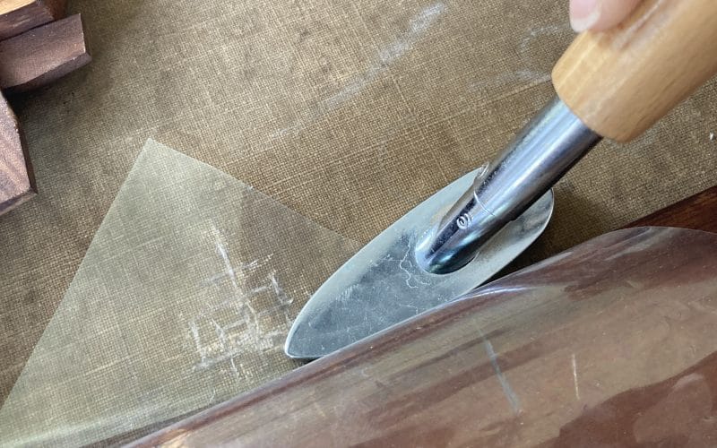 gereedschap om schade aan schilderijdoek te herstellen.